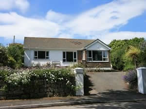 Self catering breaks at Titania in Carbis Bay, Cornwall