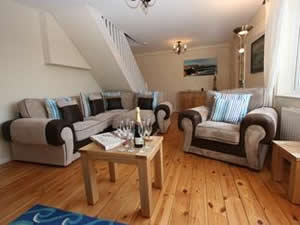 Self catering breaks at Lighthouse Cottage in Trevarrian, Cornwall