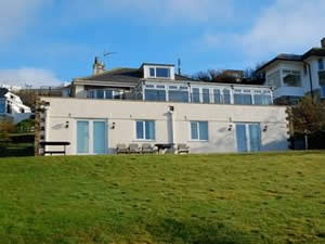 Self catering breaks at Atlantic View in Mawgan Porth, Cornwall