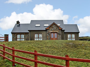 Self catering breaks at Glencolumbkille in Donegal Bay, County Donegal