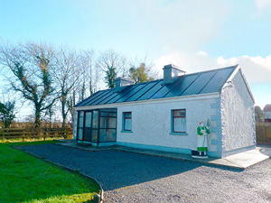 Self catering breaks at Castlerea in Lough Glynn, County Roscommon