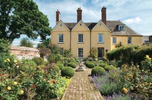 Self catering breaks at Forthampton Court in Tewkesbury, Gloucestershire