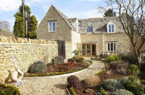 Self catering breaks at Little Maunditts Cottage in Sherston, Wiltshire