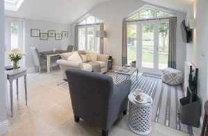 Self catering breaks at Hunter Cottage in Clanfield, Oxfordshire