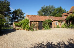 Self catering breaks at Pear Tree Cottage in Wickmere, Norfolk