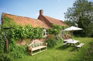 Self catering breaks at Acorn Cottage in Oulton, Norfolk