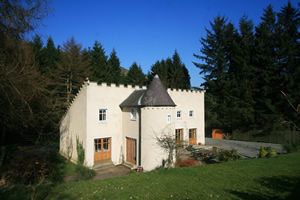 Self catering breaks at Unique Tower House in Balbeggie, Perthshire