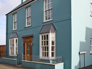 Self catering breaks at Crown Cottage in Penally, Pembrokeshire