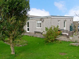 Self catering breaks at Cefn Farm Cottage in Caergeiliog, Isle of Anglesey
