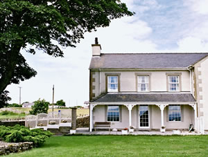 Self catering breaks at Storws Las in Benllech, Gwynedd