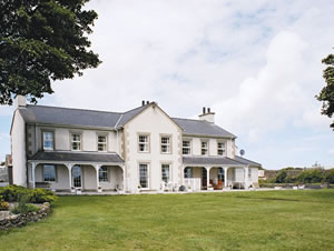 Self catering breaks at Storws Bach in Benllech, Gwynedd