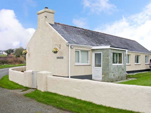 Self catering breaks at Cae Cwta Bach in Llangefni, Isle of Anglesey