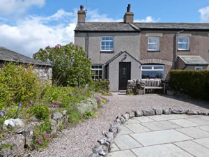 Self catering breaks at Pye Hall Cottage in Silverdale, Cumbria