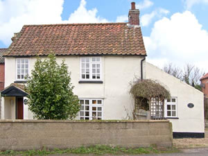 Self catering breaks at Hollyhedge Cottage in Briston, Norfolk