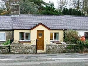 Self catering breaks at 2 Tyn Lon Cottages in Beaumaris, Isle of Anglesey