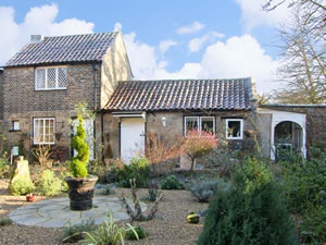 Self catering breaks at Pixie Cottage in Thorney, Cambridgeshire