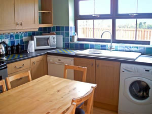 Self catering breaks at Tyn Cae Cottage in Llangefni, Isle of Anglesey