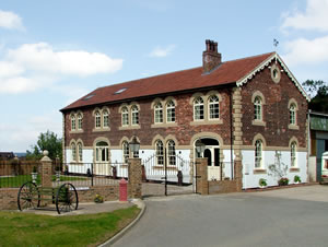 Self catering breaks at Heritage Grove Cottage in Skinningrove, North Yorkshire