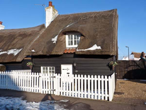Self catering breaks at Little Thatch in Walton-On-The-Naze, Essex
