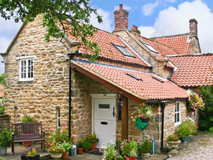 Self catering breaks at Beech Cottage in Ebberston, North Yorkshire