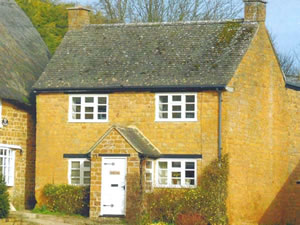 Self catering breaks at Jasmine Cottage in Wroxton, Oxfordshire