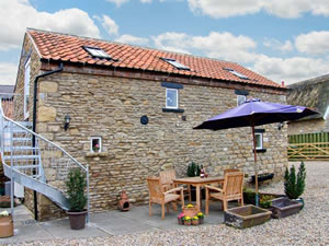 Self catering breaks at Upstairs Downstairs Cottage in Snainton, North Yorkshire