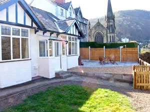 Self catering breaks at Downstairs - Riverside Cottage in Llangollen, Denbighshire