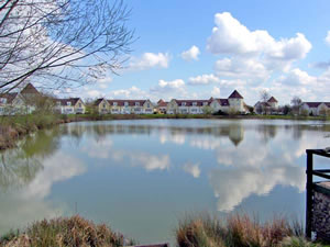 Self catering breaks at Poppy Lodge in Cotswold Water Park, Gloucestershire