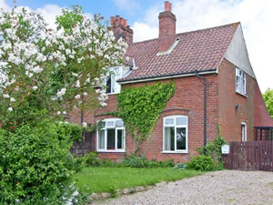 Self catering breaks at Willow Tree Cottage in Felmingham, Norfolk