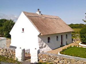 Self catering breaks at Spiddal Thatch Cottage in Spiddal, County Galway