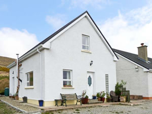 Self catering breaks at Straboy Garden Cottage in Glenties, County Donegal