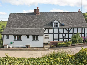 Self catering breaks at Tyn Yr Wtra in Berriew, Powys