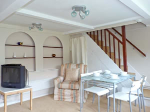 Self catering breaks at Vine Cottage in Castle Hedingham, Essex