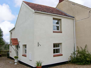 Self catering breaks at Willow Cottage in Corpusty, Norfolk