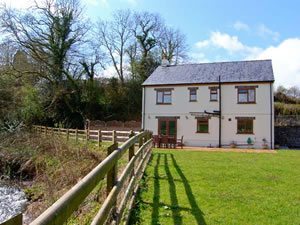 Self catering breaks at Cennen Lodge in Llandeilo, Carmarthenshire