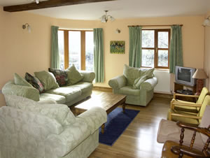 Self catering breaks at Ddol Helyg Farmhouse in Llanrug, Gwynedd