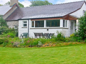 Self catering breaks at Morfa Isaf Farm in Llangrannog, Ceredigion