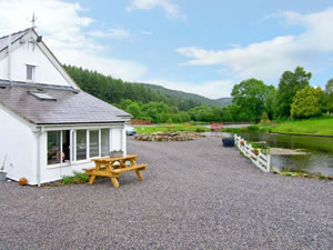 Self catering breaks at Harrisons Cottage in Llandegla, Denbighshire