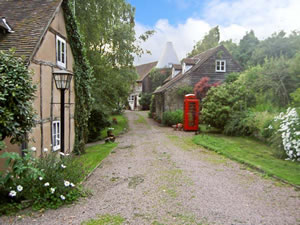 Self catering breaks at Willow Cottage in Ridgeway Cross, Herefordshire