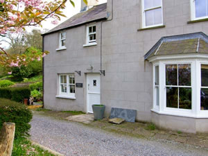 Self catering breaks at Laburnam Cottage in Cresswell Quay, Pembrokeshire