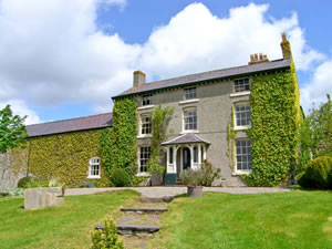 Self catering breaks at Great Alder House in Llangynhafal, Denbighshire