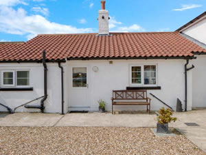 Self catering breaks at Robsons Cottage in Barmston, East Yorkshire