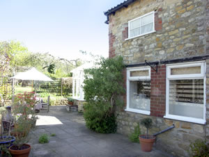 Self catering breaks at Garden Cottage in Sherborne, Dorset