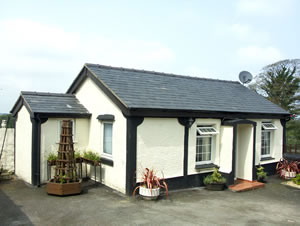 Self catering breaks at Ty Newydd Bach in Pentir, Gwynedd