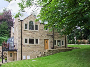 Self catering breaks at Clouds Hill in Almondbury, West Yorkshire
