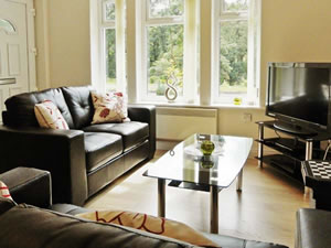 Self catering breaks at The Oaks- River Court in Inveraray, Argyll