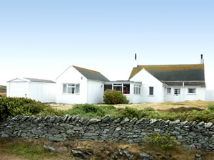 Self catering breaks at Lia Fail in Trearddur Bay, Gwynedd