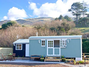 Self catering breaks at The Shepherds Hut in Aberdovey, Gwynedd