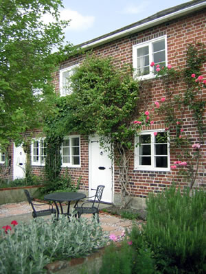 Self catering breaks at 2 Victoria Cottages in Hindon, Wiltshire