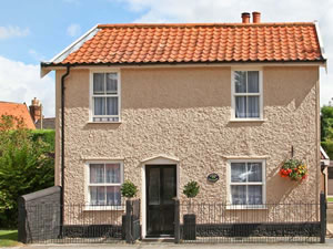 Self catering breaks at Spring Cottage in East Harling, Norfolk